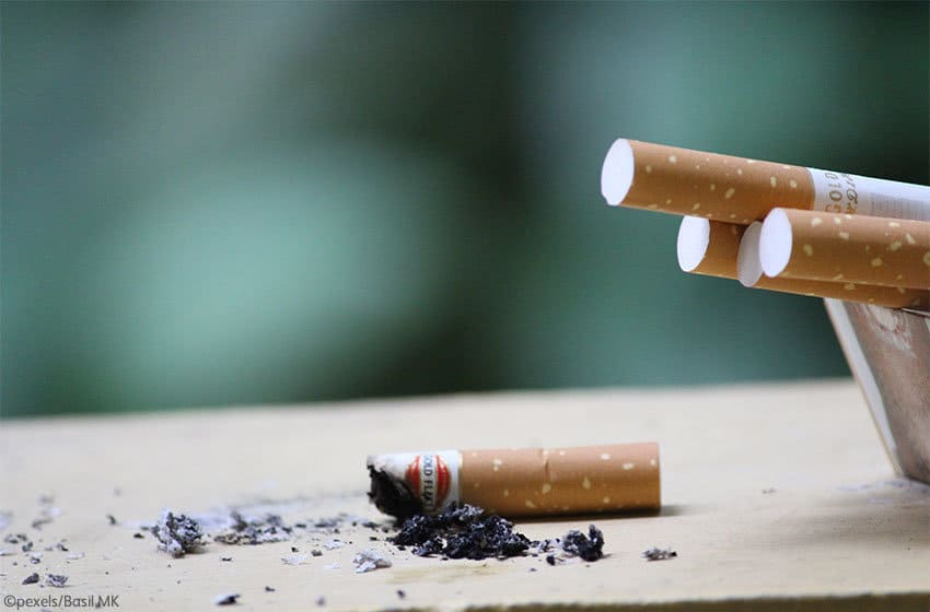 Bild: allerletzte Zigaretten im Aschenbecher